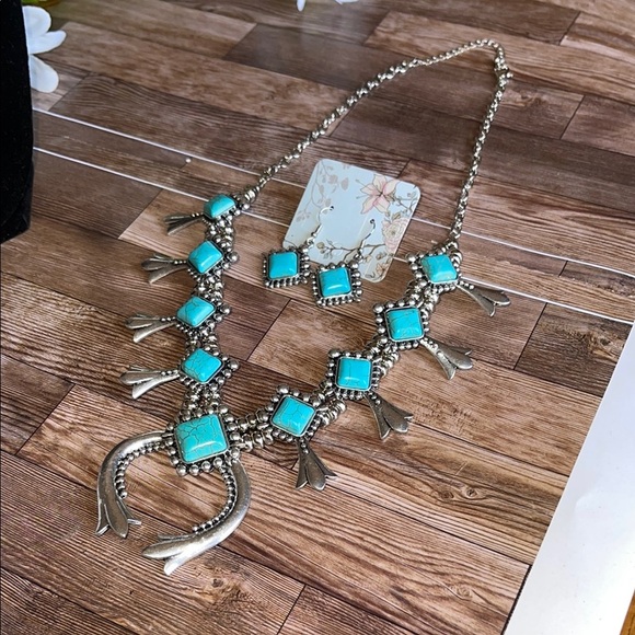 Elegant Turquoise and Silver Necklace Set - Picture 5 of 5